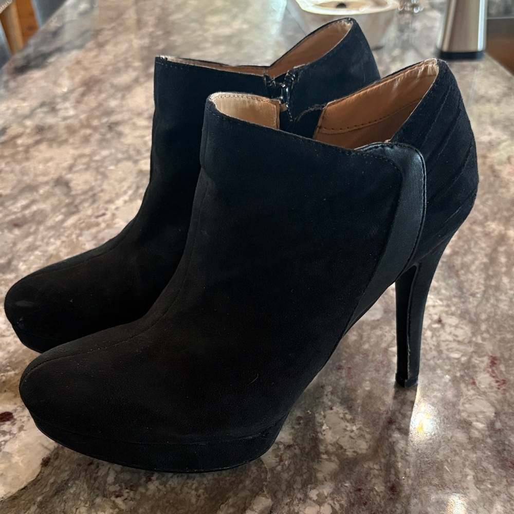 Elegant Report Black Ankle Boots